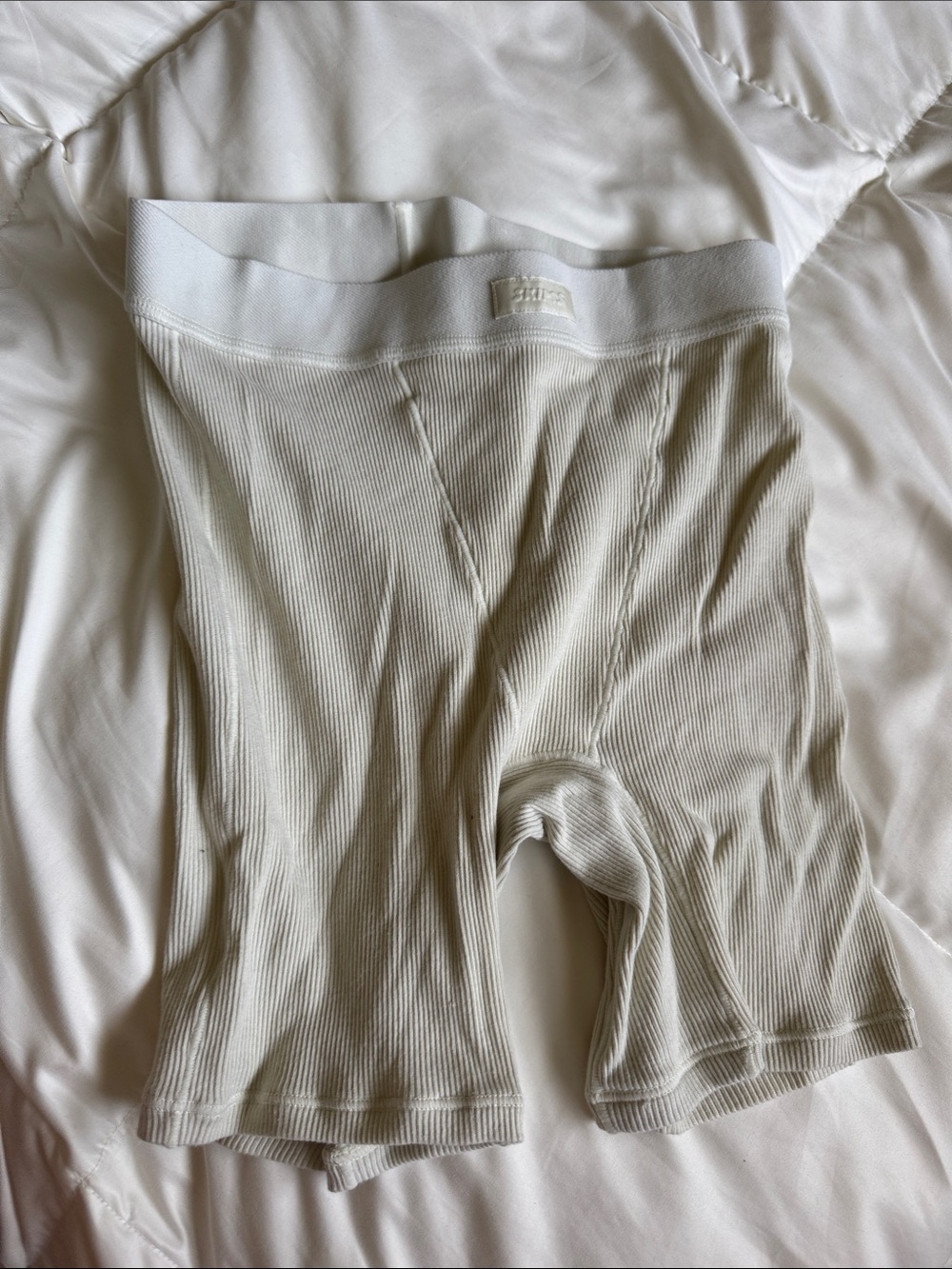 SKIMS Ribbed Boxer Shorts in Off-White/Cream